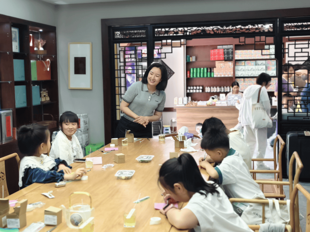 举办“以香传情·手作感恩”母亲节主题社教活动CQ9电子平台以传统工艺致敬母爱——中徽博(图2)