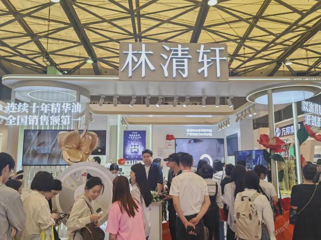 、自然堂等美妆企业亮相美博会！CQ9电子登录注册【现场】家化(图26)
